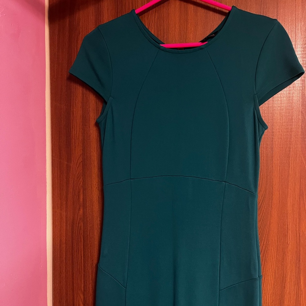 Midi body-con dress with cap sleeves and zipper detail on back